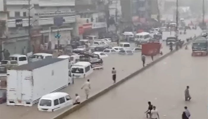 شدید بارش کے بعد کراچی کی ایک شاہراہ کا منظر—تصویر سوشل میڈیا