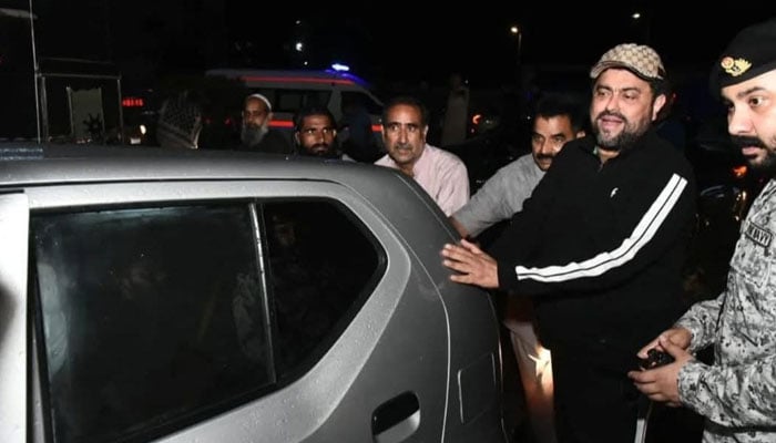 گورنر سندھ نے بارش میں بند گاڑیوں کو دھکا لگا کر اسٹارٹ کرایا