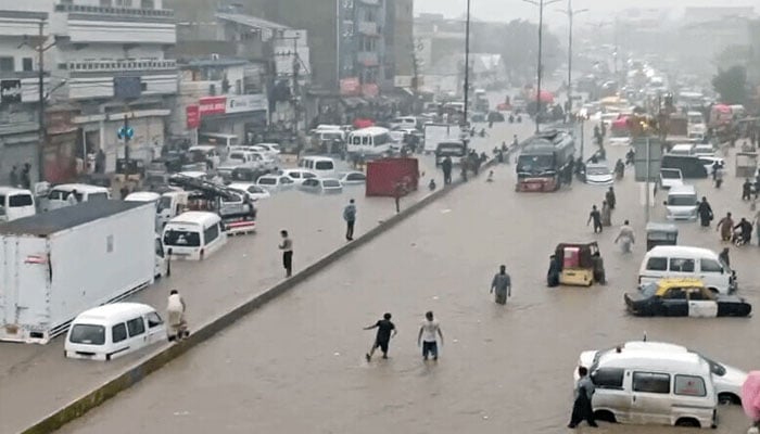 کراچی میں بارش نے تباہی مچادی، حادثات میں 10اموات، آج عام تعطیل