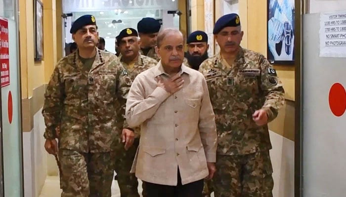وزیراعظم اور فیلڈ مارشل سیلاب زدہ علاقوں کا دورہ کرنے پہنچ گئے