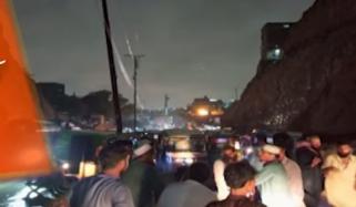 کراچی میں بارش کے دوران  کٹی پہاڑی سے بڑے پتھر نیچے گرنے لگے 