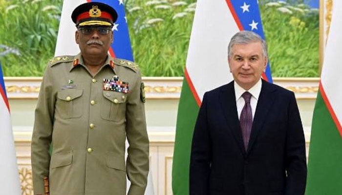 جنرل ساحر شمشاد ازبک صدر نشوکت مرزوف سے ملاقات کر رہے ہیں(تصویر سوشل میڈیا)۔
