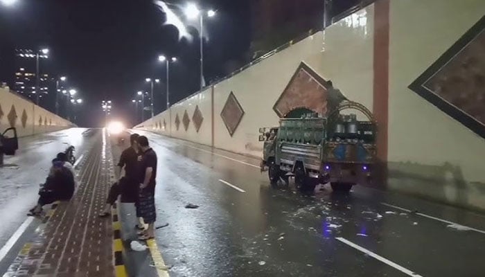 کراچی کی اہم سڑکوں، انڈر پاس سے پانی کی نکاسی کر دی گئی