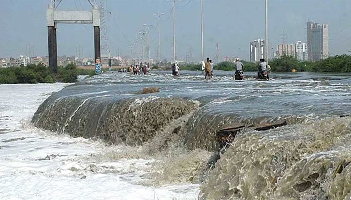کورنگی کاز وے ندی(فائل فوٹو)۔
