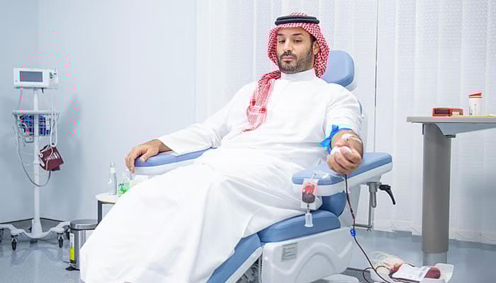سعودی ولی عہد محمد بن سلمان نے خون کا عطیہ دے کر سالانہ مہم کا آغاز کردیا