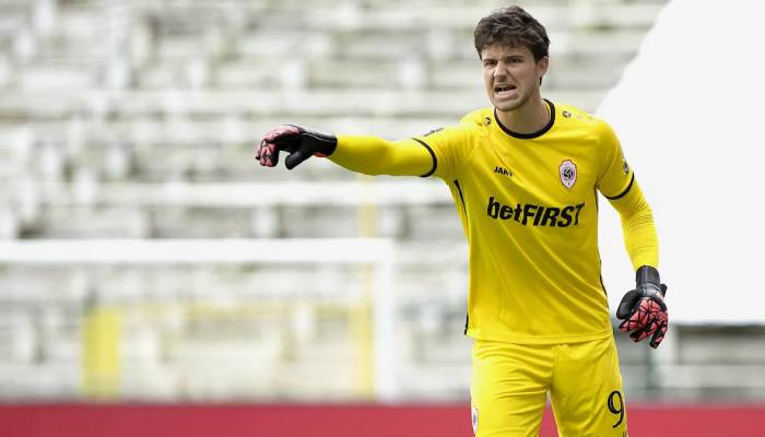 Senne Lammens emerges as top Manchester United target in major move
