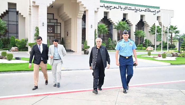 اسحاق ڈار بنگلادیش کے 2 روزہ سرکاری دورے پر روانہ