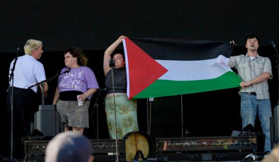 فلسطینی پرچم لہرانے پر آئرش بینڈ کو پرفارمنس سے روک دیا گیا