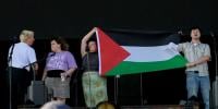 فلسطینی پرچم لہرانے پر آئرش بینڈ کو پرفارمنس سے روک دیا گیا