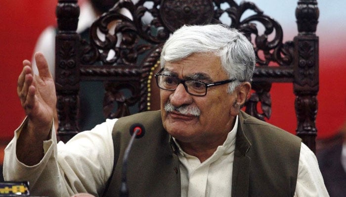 اسفندیار ولی نے پی ٹی آئی رہنما کو 10 کروڑ ہرجانے کا نوٹس بھیج دیا