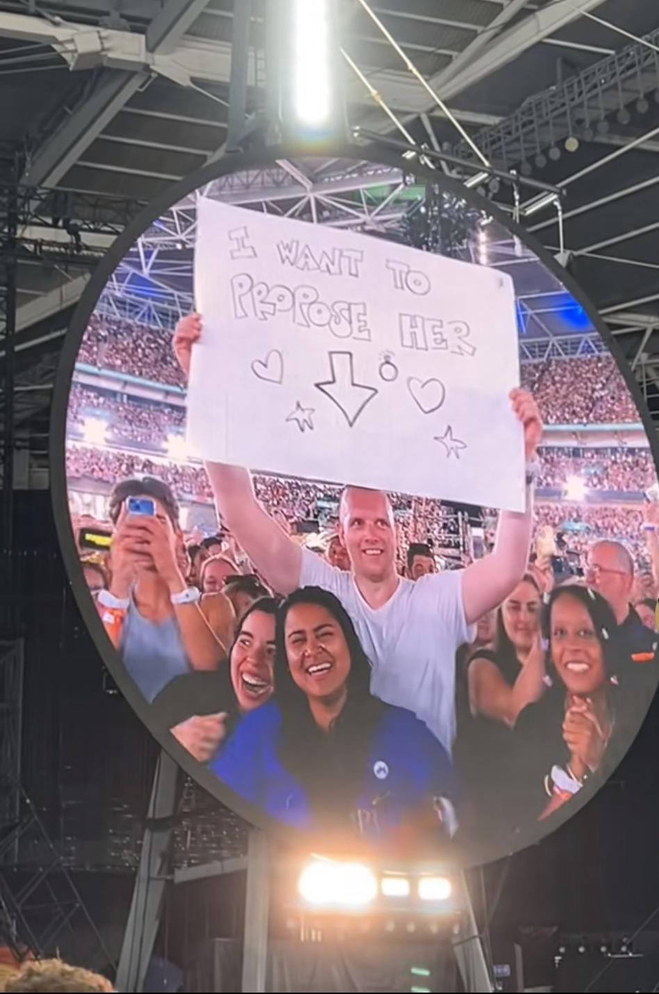 A man proposes to his girlfriend at Coldplays Wembley Stadium show