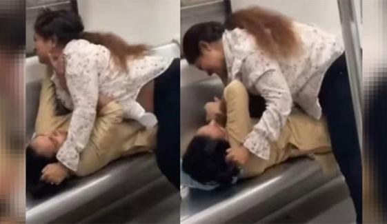 میٹرو ٹرین اکھاڑے میں تبدیل، خواتین لڑ پڑیں، بال نوچے، تھپڑ برسائے
