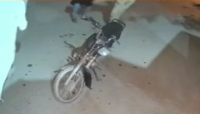 کراچی، ڈاکوؤں نے موٹرسائیکل سواروں کو لوٹا اور مرغا بھی بنایا