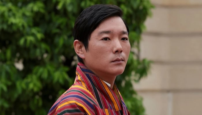 Royal couple makes surprise marriage announcement, first wedding photo