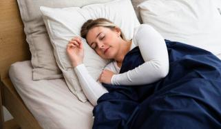 مخصوص کمبل کے بغیر نیند نہیں آتی؟ وجہ سامنے آگئی