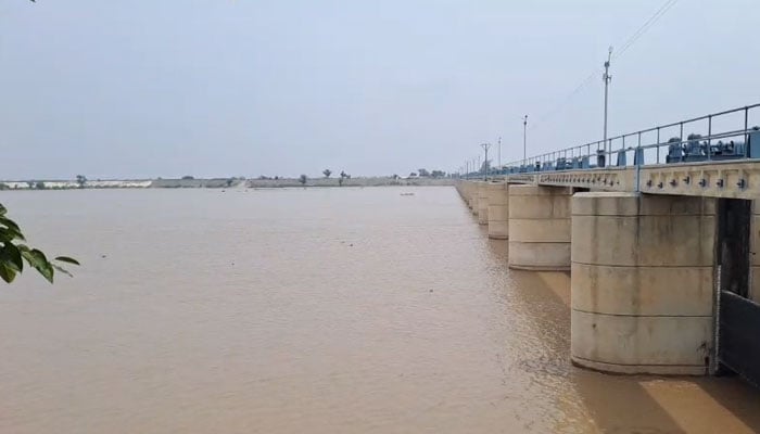پنجاب کے متعدد علاقوں میں سیلابی صورتحال: لاہور، قصور، سیالکوٹ میں فوج طلب