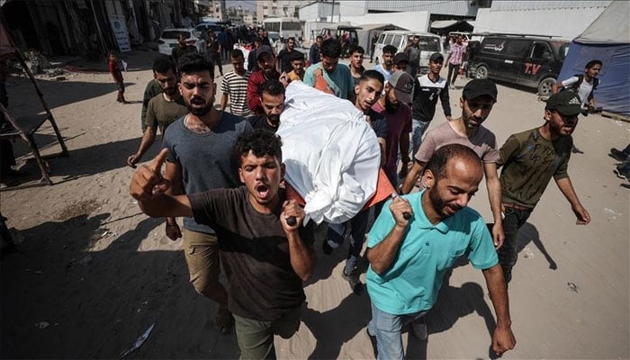 شہدا کو تدفین کے لیے لے جایا جا رہا ہے(تصویر سوشل میڈیا)۔