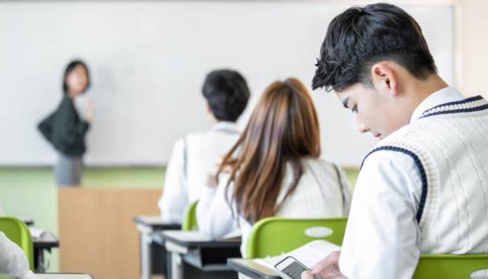 South Korea cracks down on smartphone use in school classrooms
