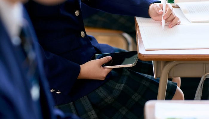 جنوبی کوریا: اسکولوں میں موبائل فونز کے استعمال پر پابندی عائد