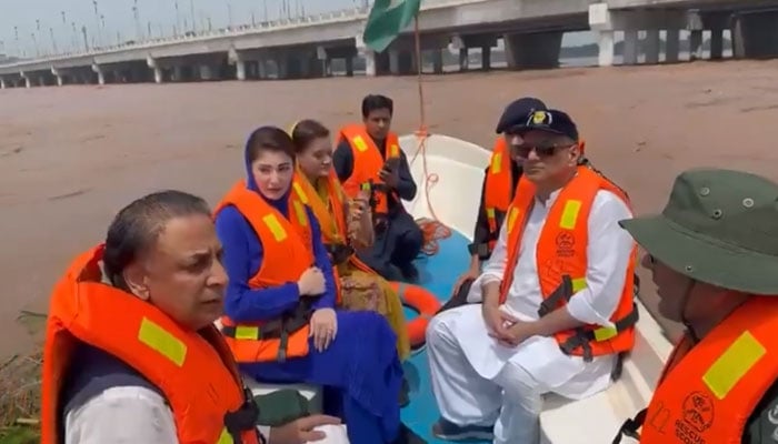 وزیراعلیٰ مریم نواز کا شاہدرہ کے مقام پر کشتی میں سوار ہوکر سیلابی صورتحال کا جائزہ
