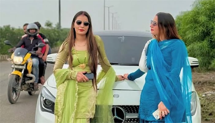 نکی کو 21 اگست کی شام 6 بجے ایک پرائیویٹ اسپتال لایا گیا تھا، جہاں لکھا گیا کہ وہ گھر میں گیس سلنڈر پھٹنے سے شدید جھلس گئی ہیں۔ فوٹو: سوشل میڈیا