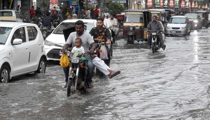 کراچی میں باش کے بعد کا ایک منظر
