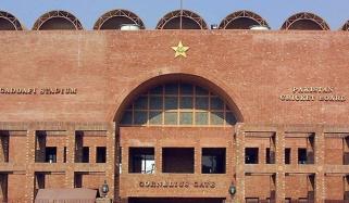 پی سی بی کا کرکٹ کے ساتھ تعلیمی اخراجات بھی اٹھانے کا فیصلہ