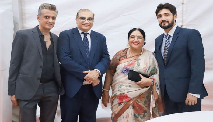 اداکارہ شبنم کی اسحاق ڈار سے ملاقات، پاکستان اور بنگلادیش میں ڈائریکٹ فلائٹ کا مطالبہ