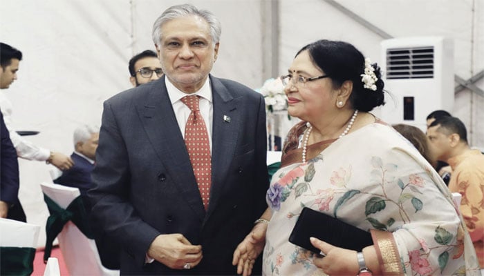 اداکارہ شبنم کی اسحاق ڈار سے ملاقات، پاکستان اور بنگلادیش میں ڈائریکٹ فلائٹ کا مطالبہ