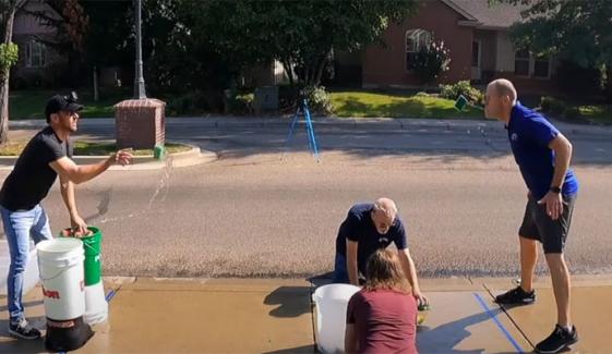 ایک منٹ میں گیلی اسفنجوں کو 96 بار چہرے سے ہٹ کرنے کا ریکارڈ