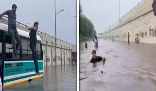 دہلی کی سڑکیں سوئمنگ پول بن گئیں