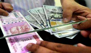 ڈالر کے مقابلے میں بھارتی روپے میں ریکارڈ گراوٹ 