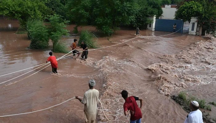 جھنگ میں سیلابی ریلا، رابطہ سڑکیں ڈوب گئیں
