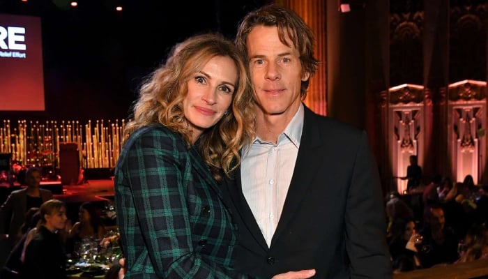 Julia Roberts packs on rare PDA with Danny Moder after solo appearance