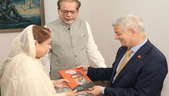 آرٹس کونسل میں ترک قونصل جنرل کے اعزاز میں تقریب، فریال تالپور نے مرزا قلیچ بیگ کی کتاب پیش کی