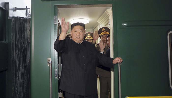 Kim Jong Un arrives in Beijing on historic green train for military parade