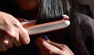 ہیئر اسٹائلنگ کے دوران گاڑیوں سے بھی زیادہ فضائی آلودگی پیدا ہوسکتی ہے: تحقیق میں انکشاف