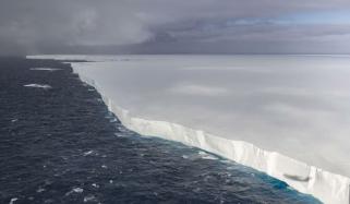 دنیا کا سب سے بڑا آئس برگ ٹوٹ پھوٹ کا شکار