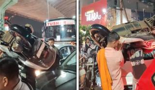 ٹریفک جام کا انوکھا حل، شہری اسکوٹر کندھوں پر اٹھا کر چل دیے