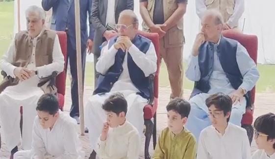 نواز شریف، شہباز شریف نے آبائی قبرستان میں  والدین، بیگم کلثوم کی قبروں پر پھول رکھے