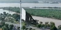 یومِ دفاع: سکھر میں 300 فٹ اونچا، 84 فٹ لمبا اور 56 فٹ چوڑا سبز ہلالی پرچم لہرایا گیا