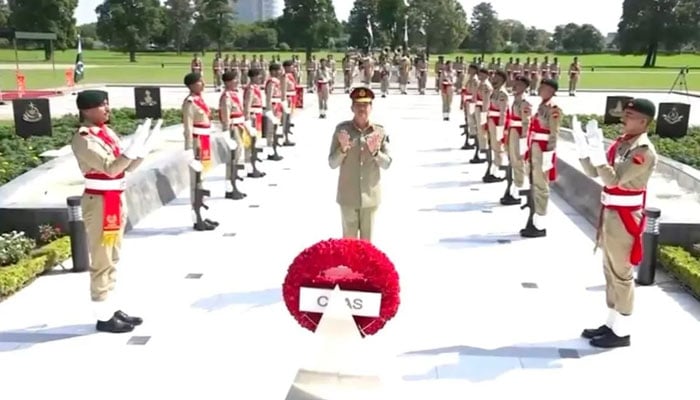 یوم دفاع پر جی ایچ کیو میں یادگارِ شہداء پر تقریب