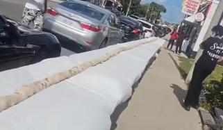 کینیڈا کے ریسٹورنٹ نے 81 فٹ لمبا کباب رول بنادیا