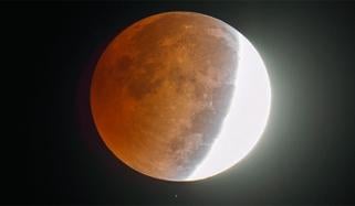 رواں سال کے دوسرے مکمل چاند گرہن کا آغاز