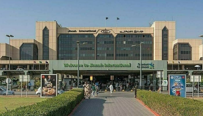 نجی ایئرلائن کی جدہ سے لاہور جانے والی پرواز کی کراچی ایئرپورٹ پر ہنگامی لینڈنگ