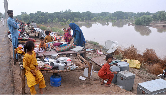 ملتان: شہری آبادی بچانے کیلئے مضافاتی بند میں شگاف ڈالنے سے 70 گاؤں ڈوب گئے