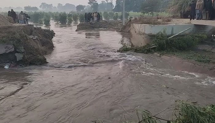 بھان سعید آباد کے قریب دائم شاخ آر ڈی 35 پر بڑا شگاف پڑ گیا