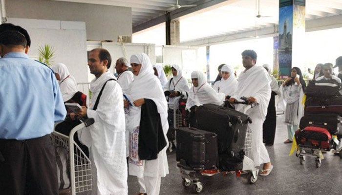 لاہور سے روانہ عمرہ زائرین 24 گھنٹے بعد بھی کراچی میں موجود