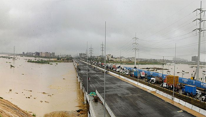 ملیر ندی میں بنائی گئی شاہراہ بھٹو میں پڑنے والا شگاف مسلسل بڑھ رہا ہے