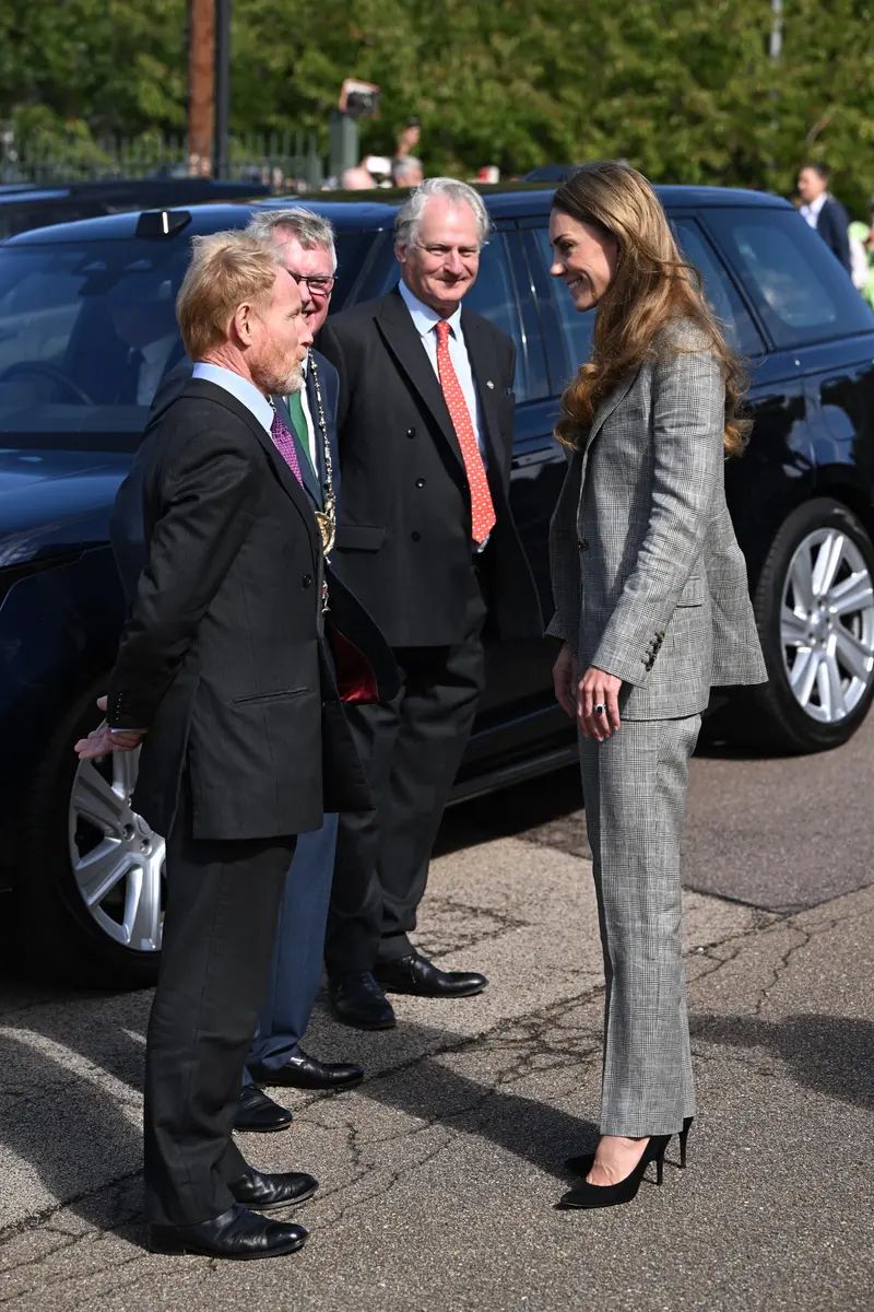 Kate Middleton serves boss glam in power suit with fresh blonde look